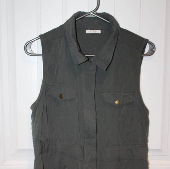 2/$20 🏷 Women's Vest Size M - Picture 2 of 3